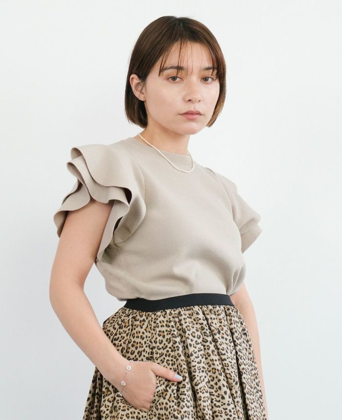 袖フリルニットベージュの着用画像