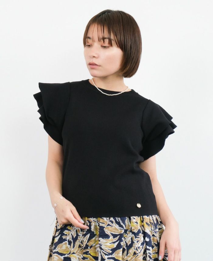 袖フリルニットブラックの着用画像