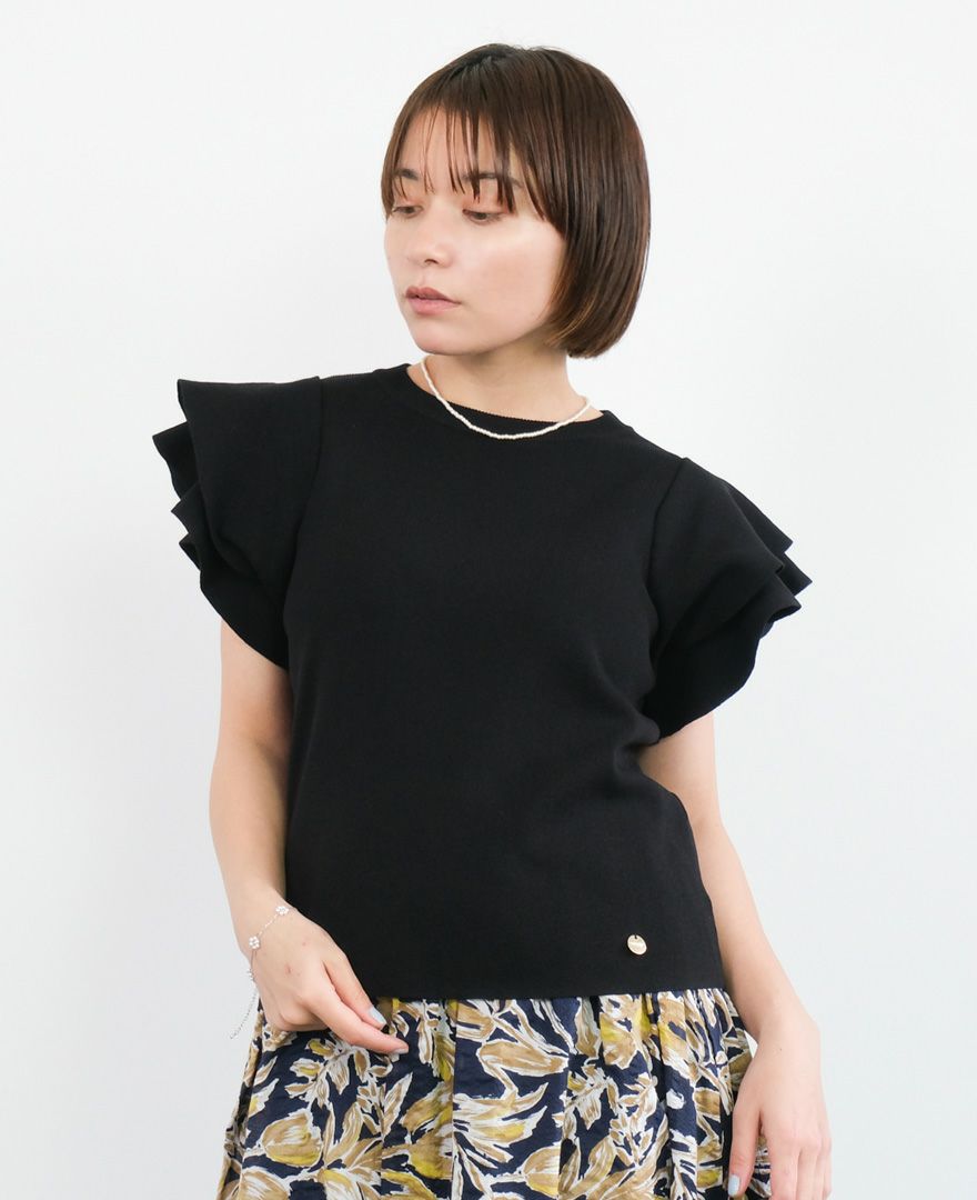 袖フリルニットブラックの着用画像