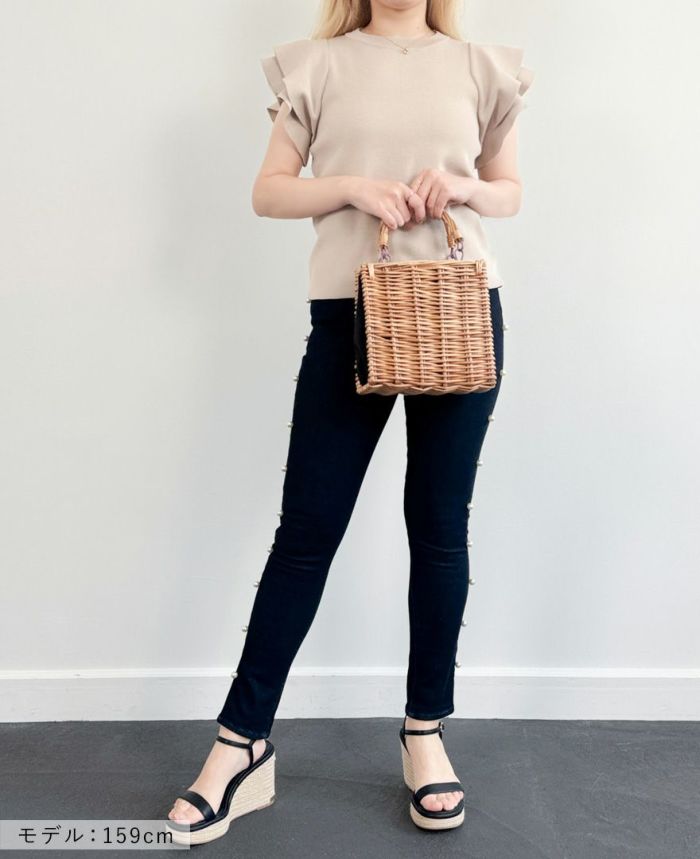 袖フリルニットベージュの着用画像