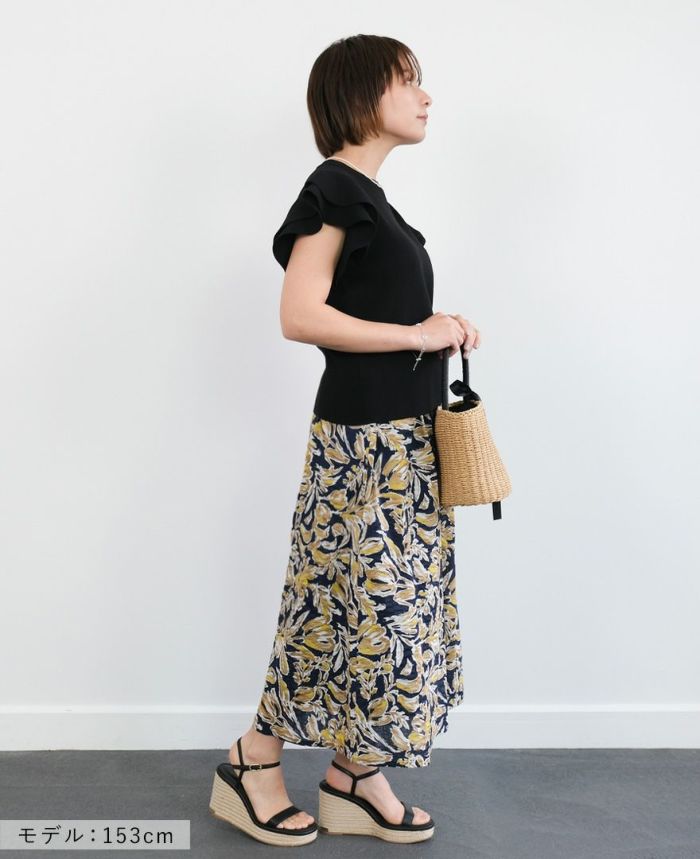 袖フリルニットブラックの着用画像