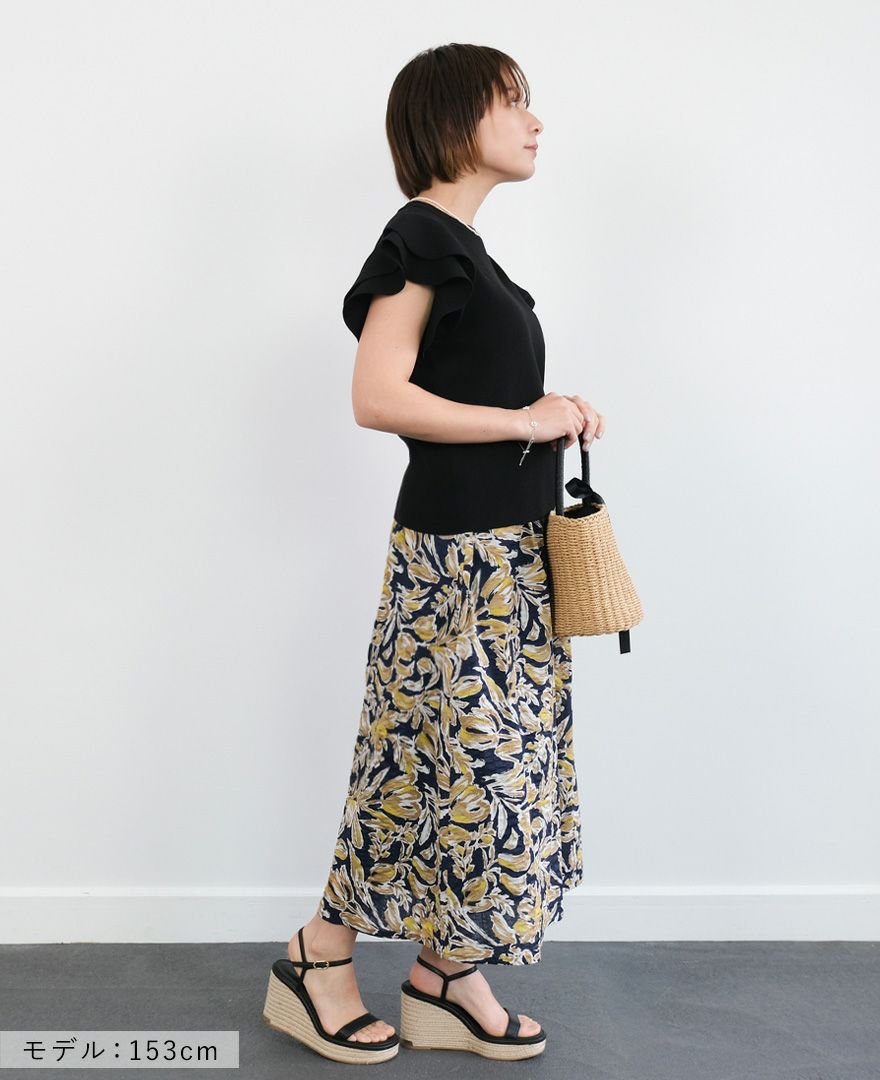 袖フリルニットブラックの着用画像