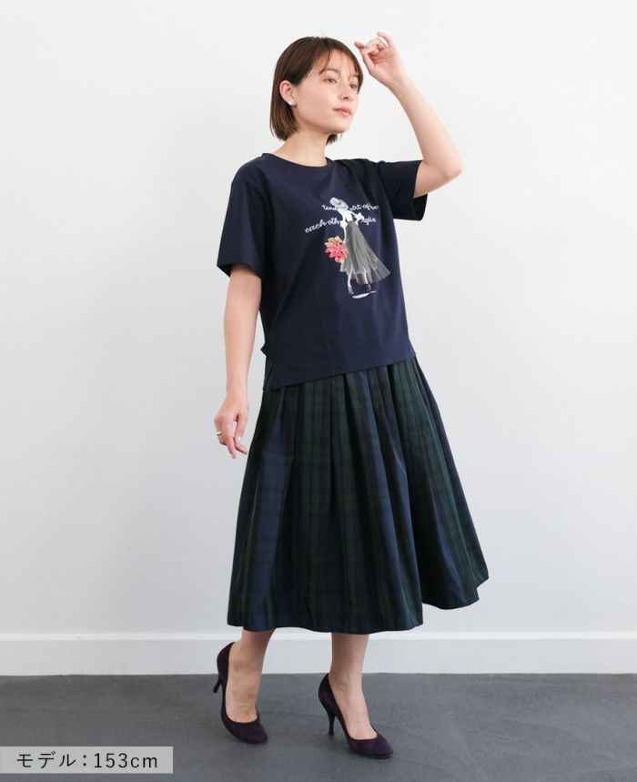 パリジェンヌプリントTシャツネイビーの着用画像