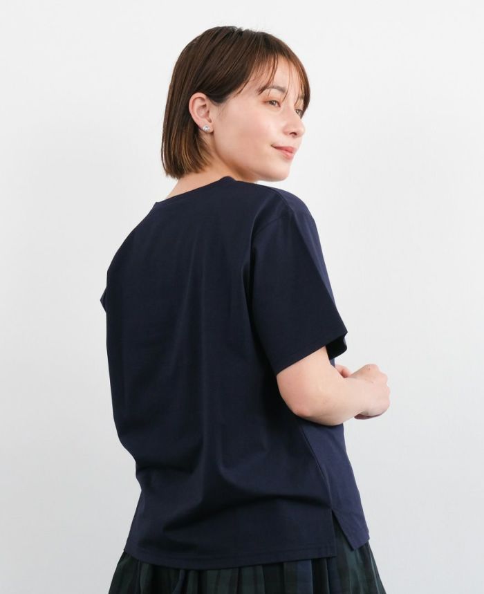 パリジェンヌプリントTシャツネイビーの着用画像