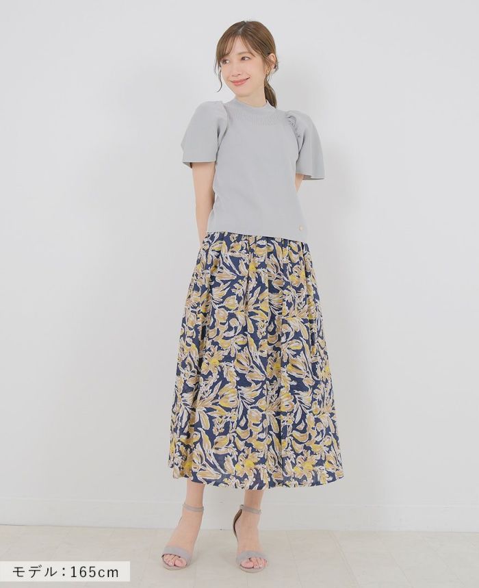 オレンジのフラワーサマースカートにホワイトのtシャツとカゴバッグを合わせたコーディネート