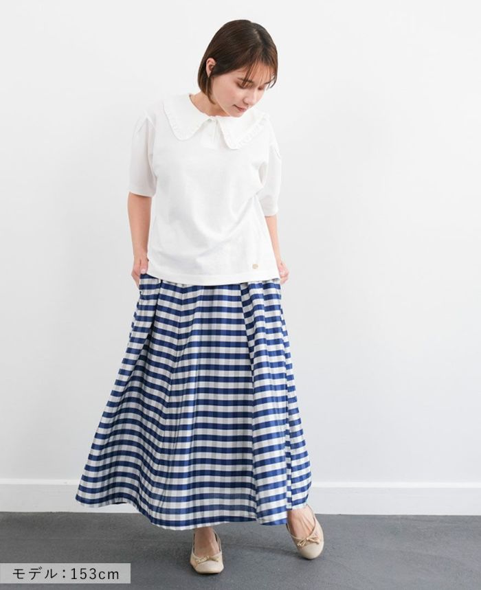 ホワイトのカノコポロシャツにネイビーのギンガムチェックスカートを合わせたコーディネート