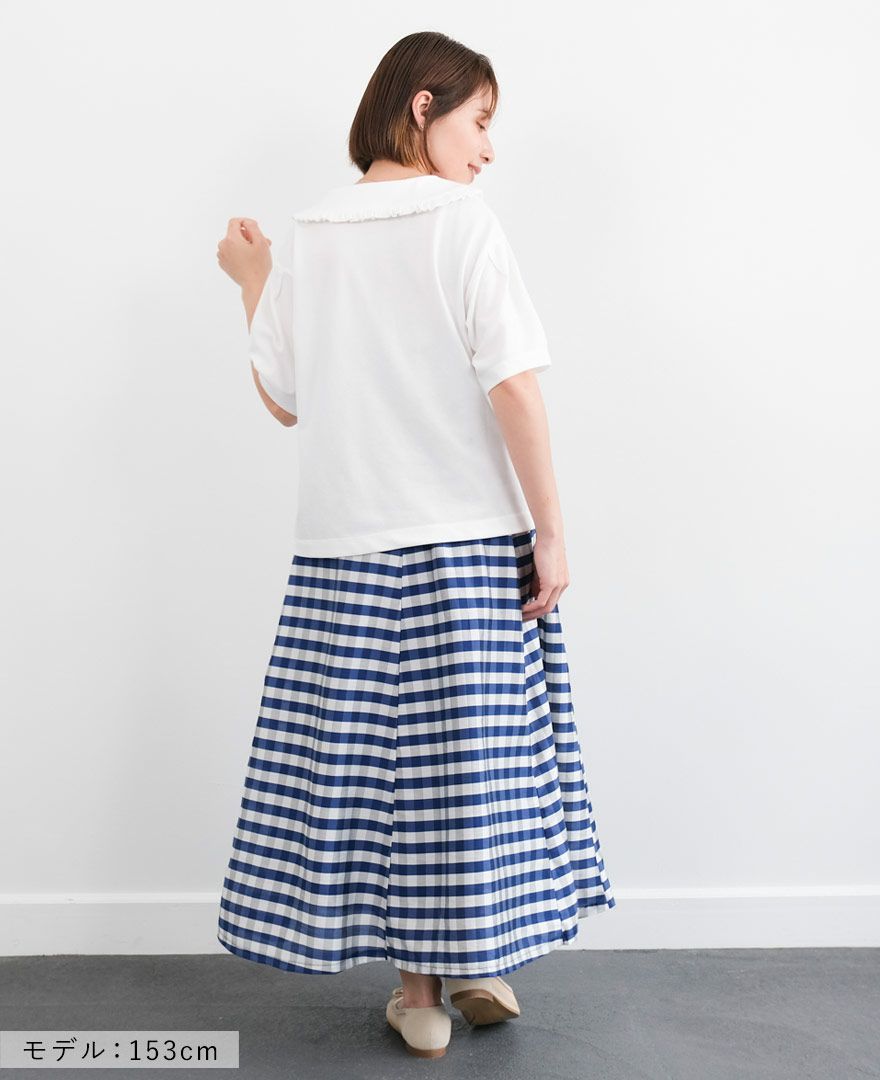 ホワイトのカノコポロシャツにネイビーのギンガムチェックスカートを合わせたコーディネート
