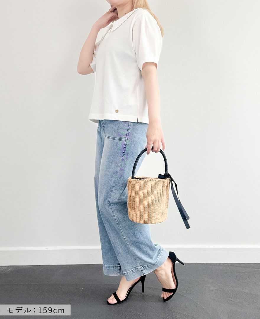 ホワイトのカノコポロシャツにデニムとカゴバッグを合わせたコーディネート