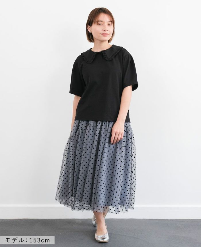 ブラックのカノコポロシャツにブルーのドットチュールスカートを合わせたコーディネート
