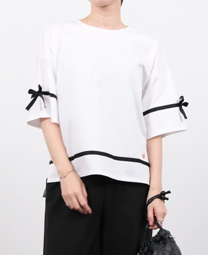 ホワイトのサイドリボンTシャツ着用画像