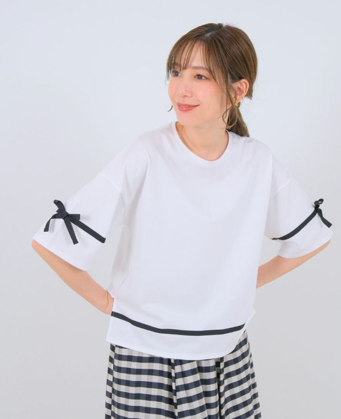 ホワイトのサイドリボンTシャツ着用画像