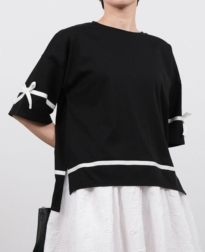 ブラックのサイドリボンTシャツ着用画像