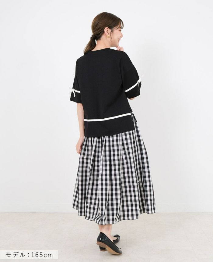 ホワイトのサイドリボンTシャツにピンクのパンツとチャコールのシャツワンピースを合わせたコーディネート