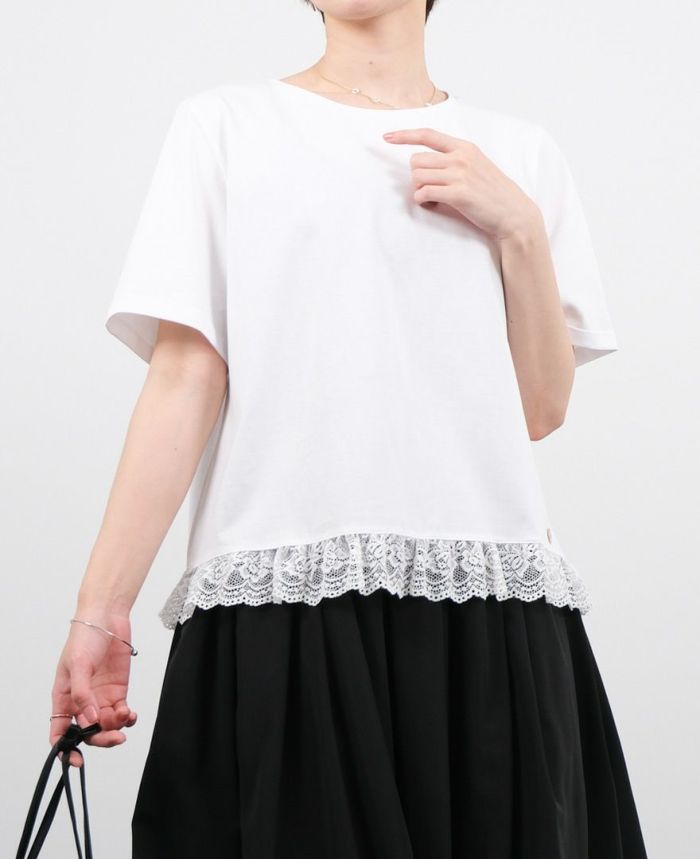 ホワイトの裾レースTシャツ着用画像