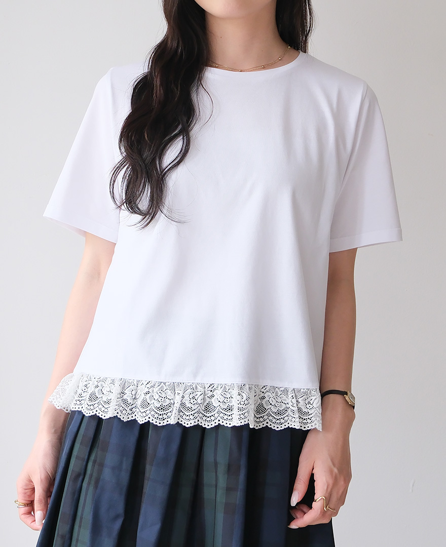 ホワイトの裾レースTシャツ着用画像