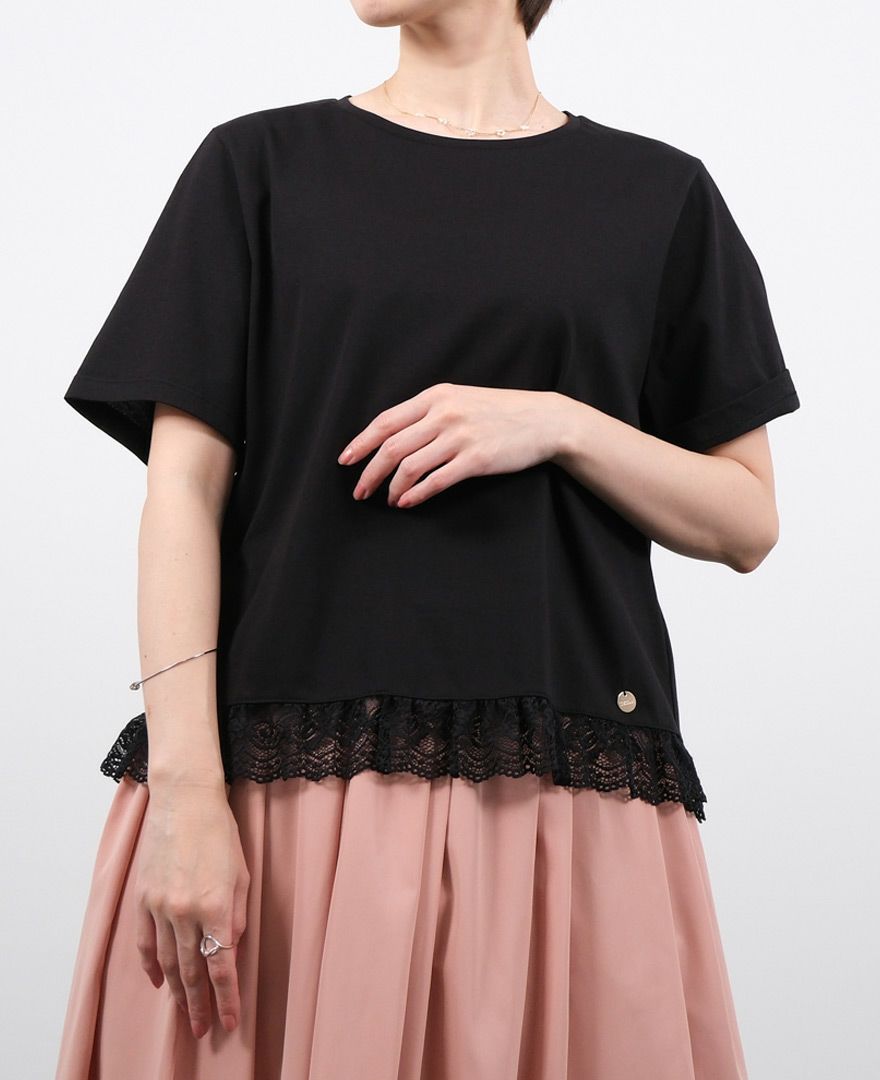 ブラックの裾レースTシャツ着用画像