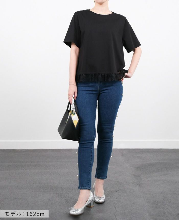 ブラックの裾レースTシャツにパールデニムを合わせたコーディネート