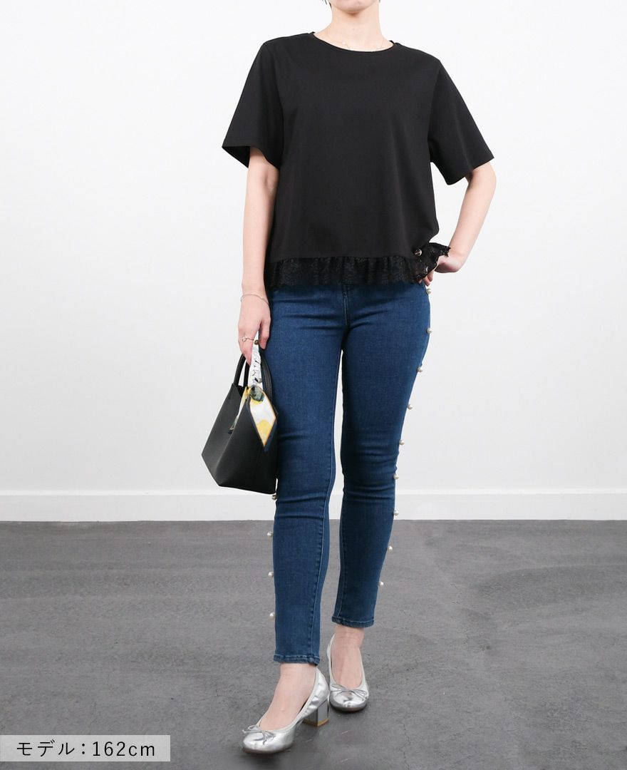 ブラックの裾レースTシャツにパールデニムを合わせたコーディネート
