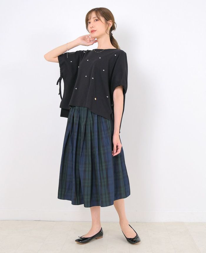 ブラックのシャーリングパールTにホワイトのチェックスカートをコーディネート