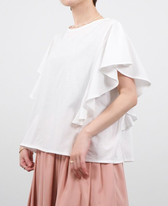 両サイドの袖がフリルになっている半袖Tシャツ