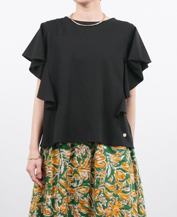 黒色にはネックレスを合わせて華やかに