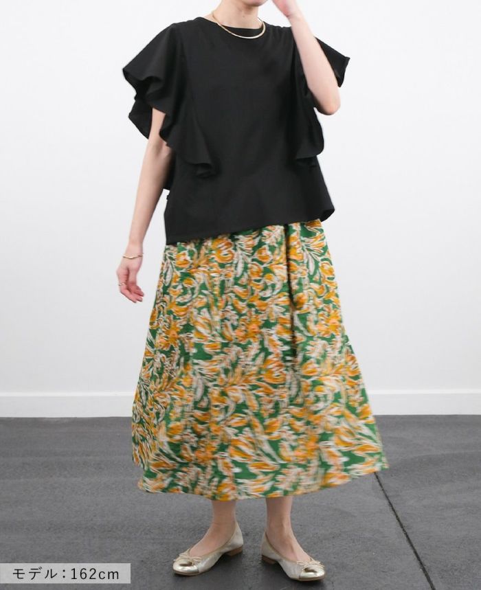 花柄スカートとフリルTシャツを合わせた大人可愛いスタイル