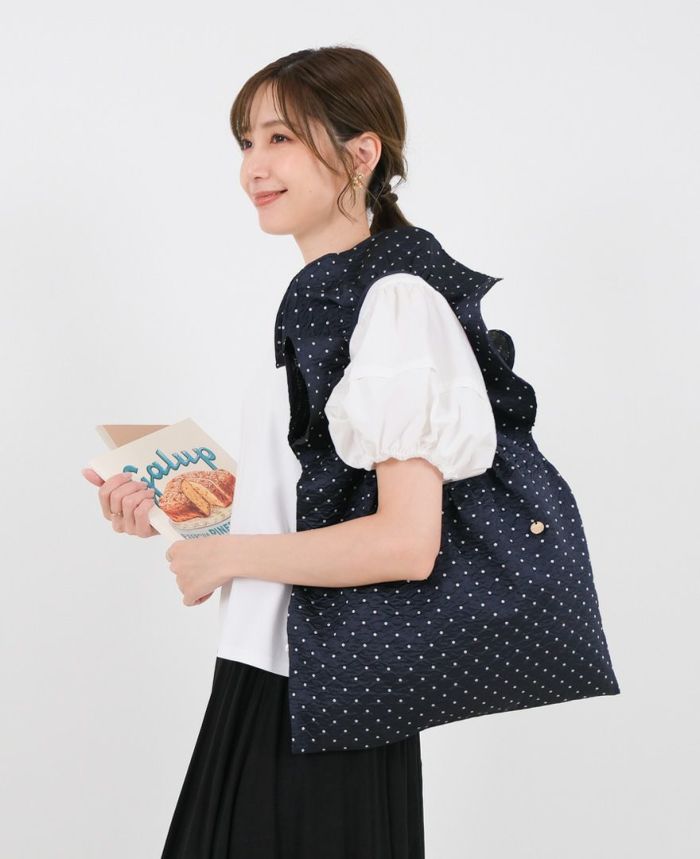 TRECODEのジャガード生地が上品さをプラスしてくれるドット柄のフリルバッグ。