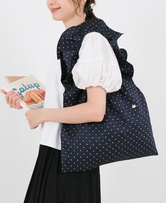 TRECODEのジャガード生地が上品さをプラスしてくれるドット柄のフリルバッグ。