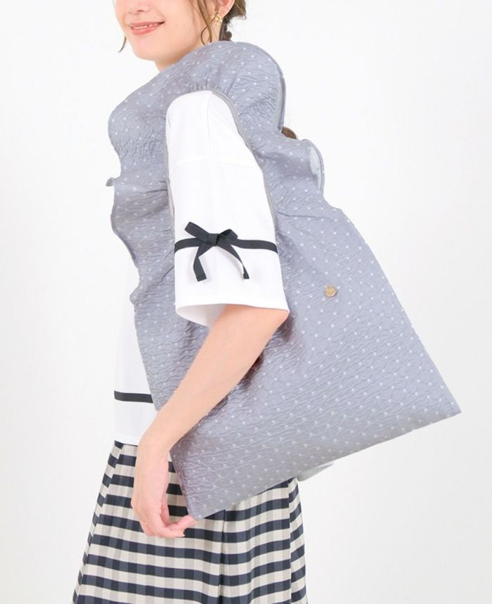 TRECODEのジャガード生地が上品さをプラスしてくれるドット柄のフリルバッグ。