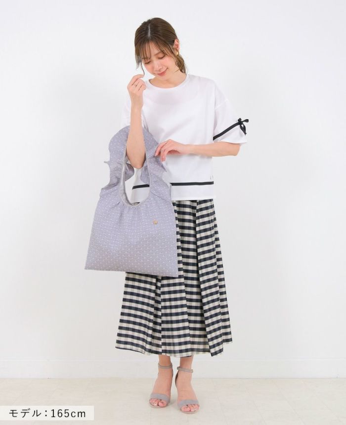 TRECODEのジャガード生地が上品さをプラスしてくれるドット柄のフリルバッグ。
