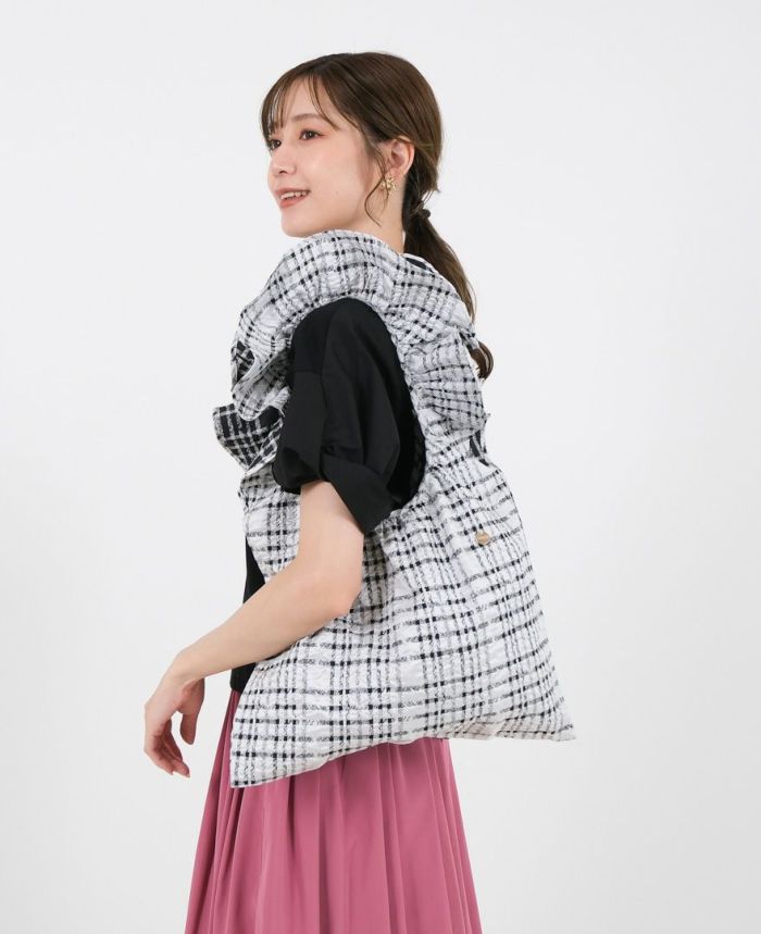 立体的なジャガード生地がコーデに華やかさをプラスしてくれる持ち手がフリルになったトートバッグが登場。チェック柄も相まってコーデがさらに上品に仕上がるTRECODE（トレコード）のフリルバッグ