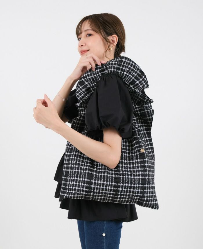 立体的なジャガード生地がコーデに華やかさをプラスしてくれる持ち手がフリルになったトートバッグが登場。チェック柄も相まってコーデがさらに上品に仕上がるTRECODE（トレコード）のフリルバッグ