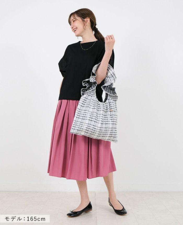 立体的なジャガード生地がコーデに華やかさをプラスしてくれる持ち手がフリルになったトートバッグが登場。チェック柄も相まってコーデがさらに上品に仕上がるTRECODE（トレコード）のフリルバッグ