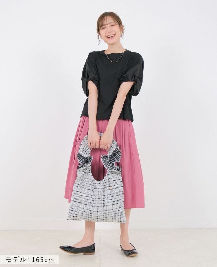 立体的なジャガード生地がコーデに華やかさをプラスしてくれる持ち手がフリルになったトートバッグが登場。チェック柄も相まってコーデがさらに上品に仕上がるTRECODE（トレコード）のフリルバッグ