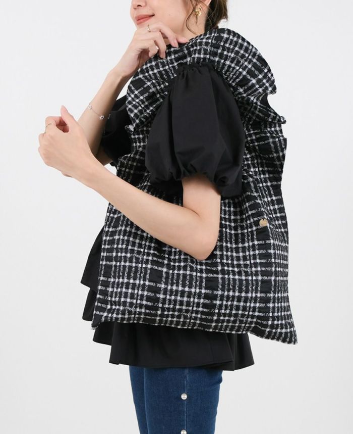 立体的なジャガード生地がコーデに華やかさをプラスしてくれる持ち手がフリルになったトートバッグが登場。チェック柄も相まってコーデがさらに上品に仕上がるTRECODE（トレコード）のフリルバッグ