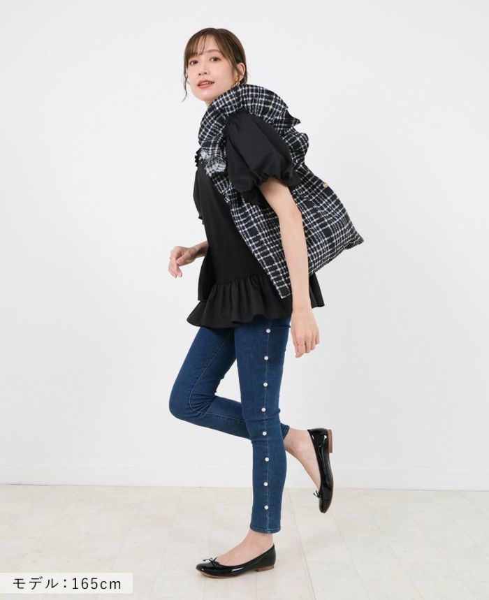 立体的なジャガード生地がコーデに華やかさをプラスしてくれる持ち手がフリルになったトートバッグが登場。チェック柄も相まってコーデがさらに上品に仕上がるTRECODE（トレコード）のフリルバッグ