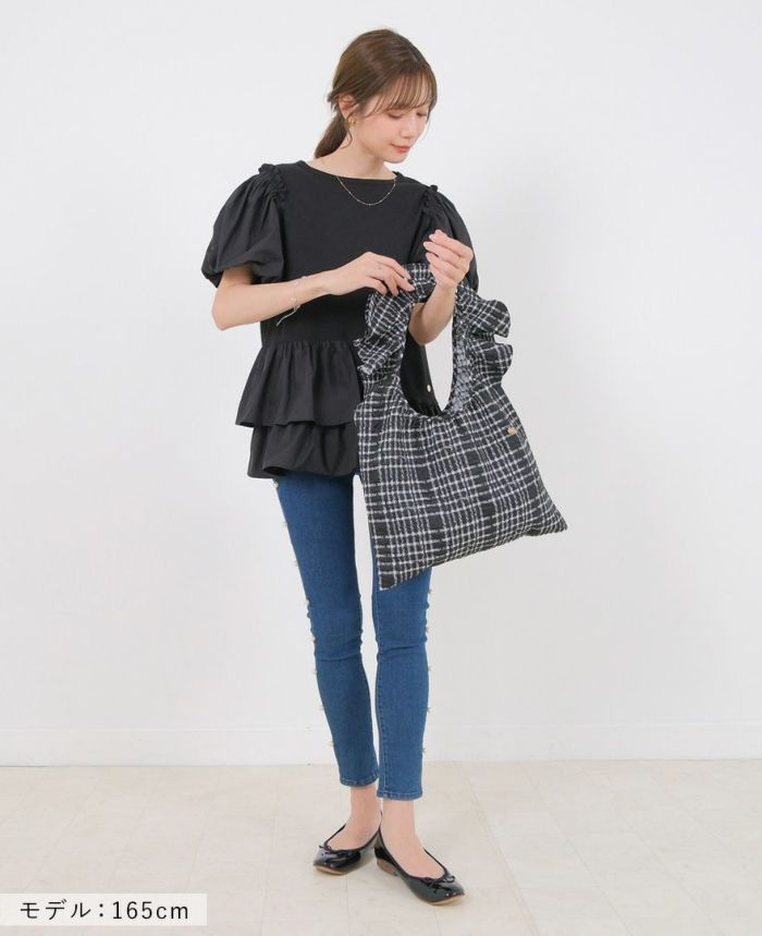立体的なジャガード生地がコーデに華やかさをプラスしてくれる持ち手がフリルになったトートバッグが登場。チェック柄も相まってコーデがさらに上品に仕上がるTRECODE（トレコード）のフリルバッグ