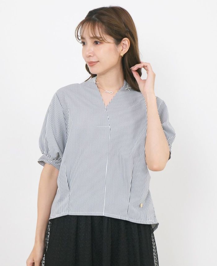 細いストライプ柄とVネックのブラウスデザインが相まってきちんと感のあるブラウス