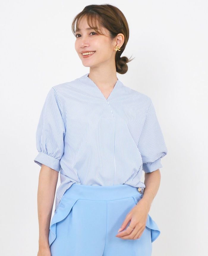 細いストライプ柄とVネックのブラウスデザインが相まってきちんと感のあるブラウス