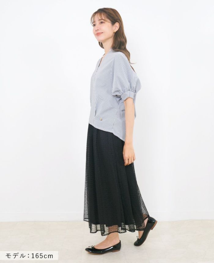 後ろにはボタンを施しており、後ろ姿まで抜かりのない仕上がりになったトレコードのストライプ半袖シャツ