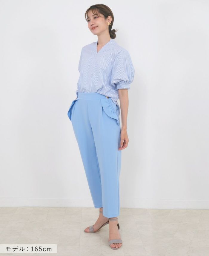 テーパードパンツにトップスアウトで合わせると、後ろ姿まで美しいシルエットになるトレコードのストライプ半袖シャツ