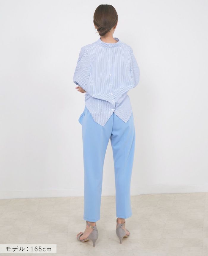 爽やかなブルーのパンツを合わせて一気におしゃれ度がぐんとアップするトレコードのストライプ半袖シャツを使ったオフィスコーデ